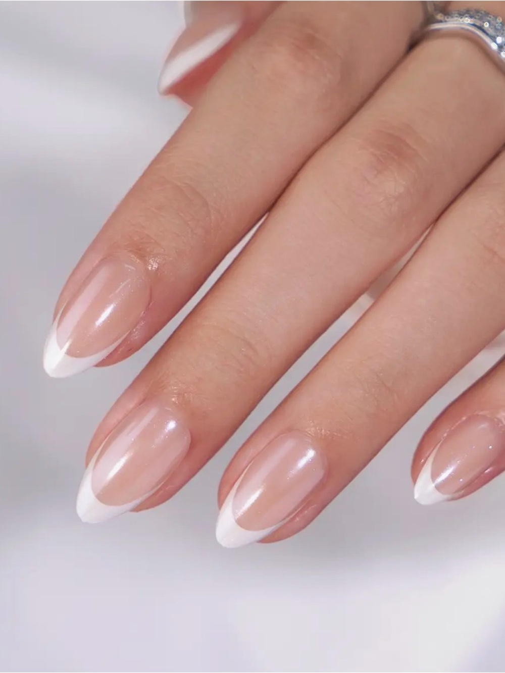 A422. BTArtbox Classic White French Tip Press On Nails - Short Almond
